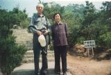 2000年应邀参加中国文联组织的赴山东采风团，与团长著名油画家詹建俊主席合影