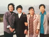 2000年应邀参加中国文联组织的赴山东采风团，与团友天津著名画家罗凌，演员画家高放合影于山东