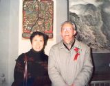 1999年在我的画前与著名版画家、艺术理论家王琦主席合影于中国美术馆